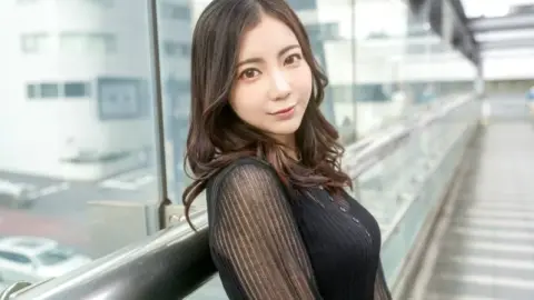 SIRO-5463 SIRO-5463 – “A Popular Aura And A Sensitive Body With Plenty Of Experience – A 32-Year-Old Beautiful Influencer Is Nervous About Her First Shoot! “I’m Nervous…” She Says With A Smile, And Then A Deep Tongue-Entangled Kiss A